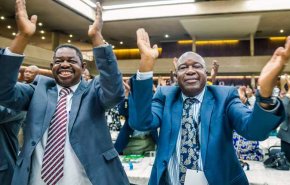 الحزب الحاكم في زيمبابوي يفوز بالأغلبية في الانتخابات التشريعية