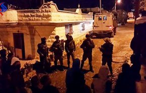 بالفيديو...الاحتلال يعتقل فلسطينيين بالضفة الغربية