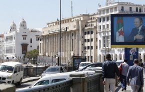 وزير جزائري: دولتنا لا تدار بالفيسبوك