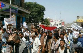 اليمن... مسيرة شعبية جنوب تعز تنديدا بالعدوان