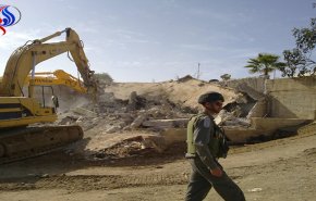 آليات الاحتلال تهدم منشأة فلسطينية وتُغلق أخرى شمال الخليل