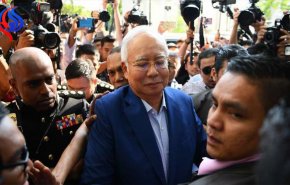 شاهد .. رئيس وزراء ماليزيا السابق يواجه تهما بالفساد