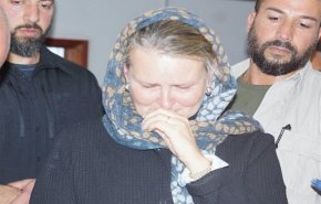 شاهد بالفيديو.. ممثلة الامم المتحدة تجهش بالبكاء عند رؤيتها جرحى مجزرة ضحيان