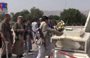 بالفيديو.. مقابر الشهداء وجهة اليمنيين خلال الاعياد والمناسبات