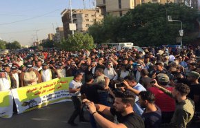 بالصور..العراقيون يتظاهرون في ببغداد ضد التدخل الإمريكي