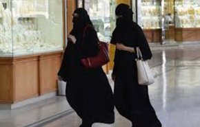 شاهد: سعوديتان معلقتان في الهواء تثيران جدلا في المملكة
