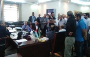 ﻿الأردن: موظفون غاضبون يطردون رئيس جامعة من مكتبه