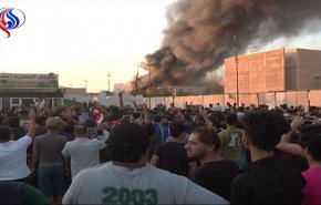 حظر تجوال في البصرة العراقية وحرق مقار حكومية +فيديو