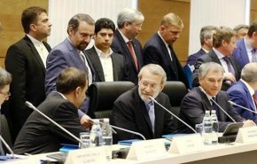 لاريجاني: البرلمان الايراني يدعم التعاون مع روسيا في مجال النقل السككي