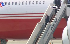 شاهد بالفيديو.. لحظة وصول الرئيس التركي الى العاصمة الايرانية طهران 