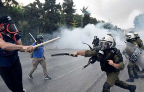 الشرطة اليونانية تطلق الغاز المسيل للدموع على محتجين ضد اتفاق مع مقدونيا


