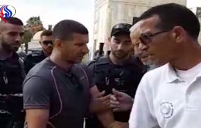 بالفيديو...مئات المستوطنين يقتحمون باحات المسجد الاقصى بحماية امنية 