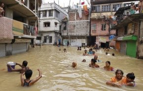 الفيضانات تجتاح مدنا في الهند وتشرد آلاف السكان
