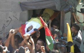 الفلسطينيون يشيعون ثلاثة شهداء أحدهم طفل+فيديو