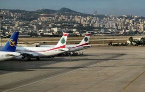 الرئيس اللبناني ميشال عون يعلق في مطار الحريري