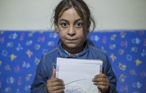 بالفيديو ... مشهد لطفلة سورية تدرس أمام حاوية للنفايات في تركيا يغير حياتها