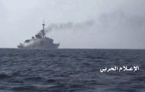 استهداف مجموعة زوارق عسكرية لتحالف العدوان السعودي