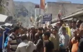 اليمنيون يتظاهرون تنديداً بانهيار سعر العملة المحلية+فيديو