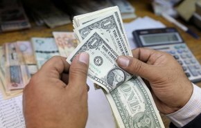  المركزي الايراني يوعز للمصارف بشراء العملات الاجنبیة من عامة الناس