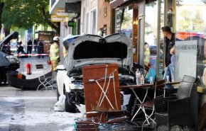 برخورد خودرو به جمعیت بیرون یک کافه در آلمان