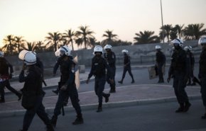 بحرینی‌ها حمله نظامیان آل‌خلیفه به مراسم عاشورایی را محکوم کردند

