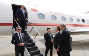 بالصور...وزير الخارجية التركي يصل للنجف لبحث الوضع العراقي ويقابل الصدر
