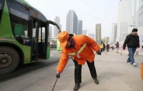 شاهد بالفيديو.. زوجان يضربان عاملة نظافة في الصين والسبب؟