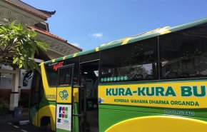 ابتكار اغرب طريقة لدفع تذاكر الحافلات في إندونيسيا