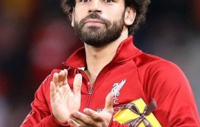 معجبة تفاجئ محمد صلاح بعد المباراة ... كيف كانت ردة فعله؟