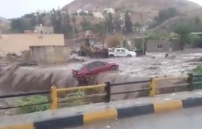 شاهد +18 | السيول في الأردن تجرف شخصا أمام أهله ولا يستطيعون انقاذه