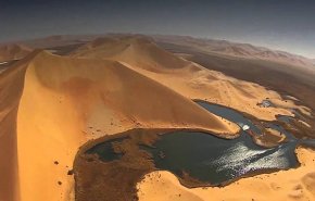 صحراء رملية عربية.. تسقيها بحيرات بالسحر والجمال!