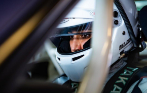 أول سعودية تشارك في سباق سيارات في حلبات أبوظبي
