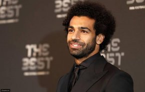 قصة شعر محمد صلاح الجديدة تثير السخرية.. شاهدوا صوره من داخل الصالون
