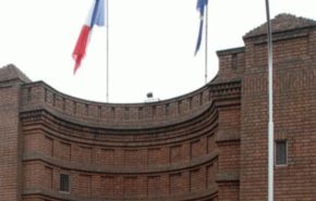 سفارة فرنسا في طهران تعرب عن اسفها البالغ تجاه إعادة الحظر علی ايران