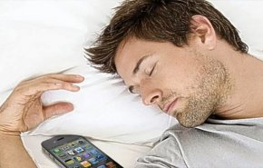ماذا تعرف عن مخاطر النوم قرب الموبايل؟