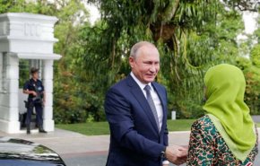 بوتين يلتقي رئيسة سنغافورة 