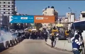  بالفيديو... حالات اختناق بالغاز الإسرائيلي في صفوف صحافيين شمالي القدس