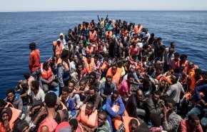 البحرية الليبية تخشى من عواقب تمرد مهاجرين داخل سفينة على عمليات الإنقاذ 
