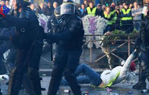 درگیری پلیس فرانسه با تظاهرکنندگان/ زخمی های اعتراضات به 400 نفر رسید/بزرگترین بسیج عمومی «جلیقه زردها» علیه دولت فرانسه