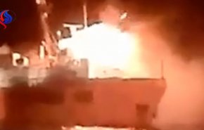 آتش سوزی یک کشتی در آبهای عسلویه + فیلم