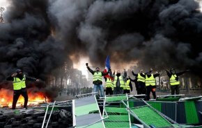 ادامه اعتراض‌ها در فرانسه/ شانزه لیزه در دود و آتش + فیلم و تصاویر