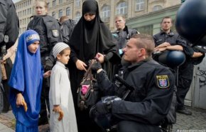 مرشح لخلافة ميركل يطالب بقواعد ملزمة للمسلمين للاندماج في ألمانيا