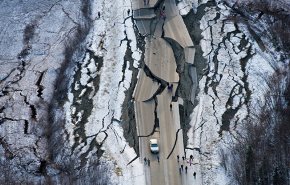شاهد.. زلزال ألاسكا يشق الأرض ويحطم الجسور ويلوث المياه