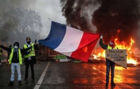احتجاجات فرنسا.. ماكرون يترأس اجتماع أزمة وتوقعات بنهاية مروعة له!