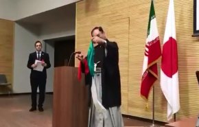 بالفيديو.. هدية فريدة من السفير الياباني بطهران لضيوفه الايرانيين!