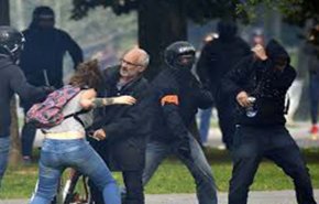 بالفيديو.. غضب عارم بسبب وحشية الشرطة الفرنسية مع طلاب المدارس