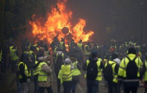 بازگشت جلیقه زردها به زور آزمایی خیابانی / شدیدترین اعتراضات دانش آموزی پاریس را در می نوردد