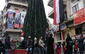 سوريا: نصب شجرة ميلاد بطول 15 مترا على خط الجبهة في إدلب!