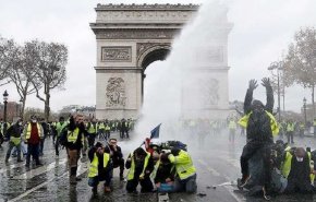 احتجاجات باريس بداية انتفاضة شاملة ضد الأغنياء المتخمين