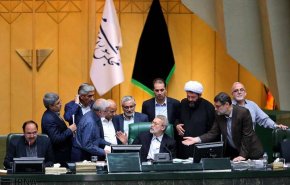 البرلمان يناقش إستقالة 19 نائباً من محافظة إصفهان